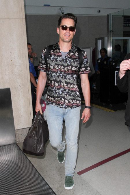 Desde que los de Longchamp le regalaron la bolsa de mano Le Foulonné Matt  Bomer ya no tiene que usar las de papel