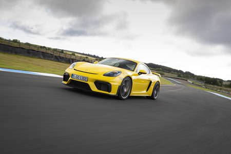 Porsche 718 Cayman GT4 frontal en circuito