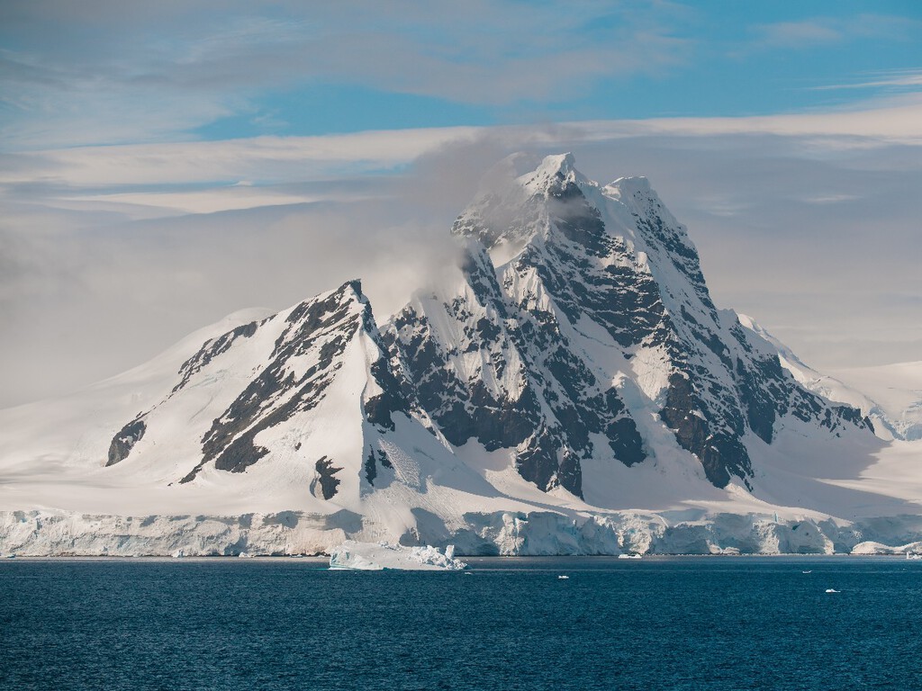 Esqueça o mapa que você aprendeu na escola: cientistas acabam de revelar um mundo invisível escondido sob 5 km de gelo