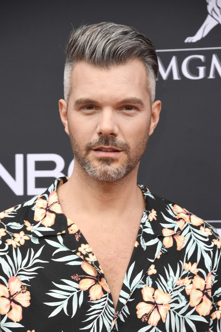 A J Gibson Lleva El Mood Tropical A La Alfombra Roja De Los Billboards Music Awards 2