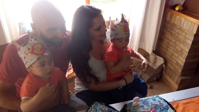 Maite-y-oriol-con-sus-gemelos