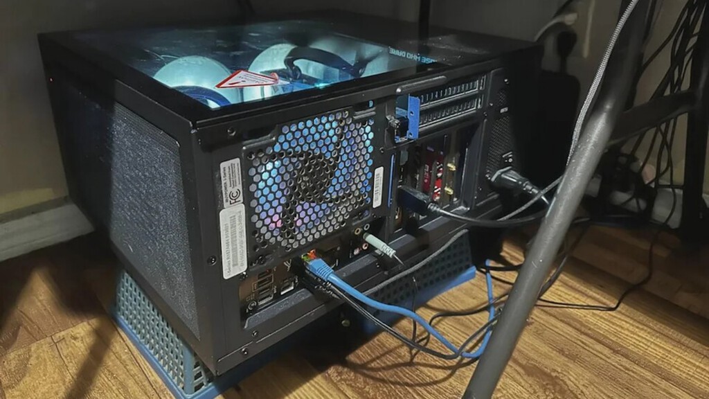 Jogador de PC diz: "simplesmente deitar o computador no chão é a verdadeira jogada de profissional" e 13 mil pessoas estão comemorando