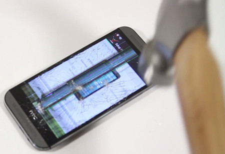 El nuevo HTC One M8 se enfrenta a sus primeras caídas, golpes, rayajos e inmersiones