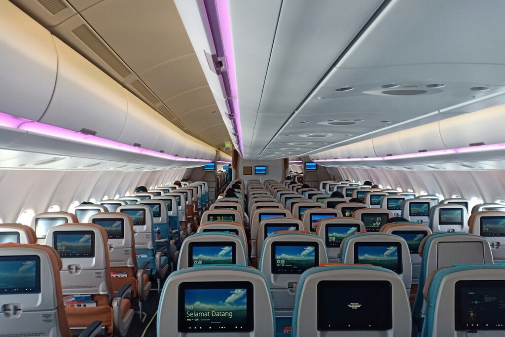 Os triângulos acima da janela do avião não são apenas decorativos: são uma maneira rápida de verificar se o voo está correndo bem