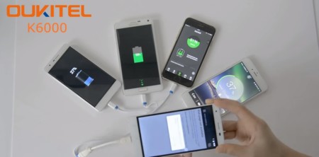 Oukitel permite cargar otros dispositivos con sus smartphones de gran capacidad