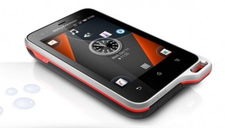 SonyEricsson Xperia Active se mete en el agua para probar su resistencia