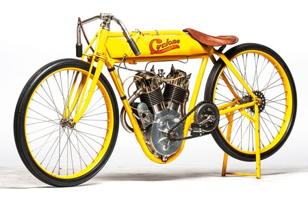 cyclone board track racer