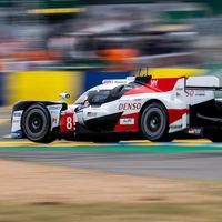 Toyota #8 de Fernando Alonso remonta gracias a los accidentes y ya lidera la noche de las 24 horas de Le Mans