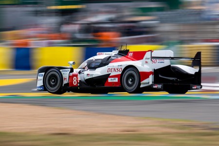 Toyota #8 de Fernando Alonso remonta gracias a los accidentes y ya lidera la noche de las 24 horas de Le Mans