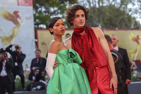 Timothée Chalamet sorprende a todos con su look en el Festival de cine de Venecia