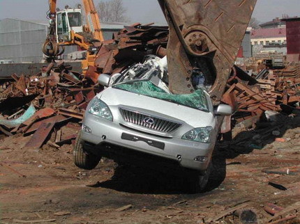Lexus RX destrozado por una grúa
