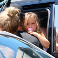 ¿Hasta cuándo el chupete? A los Beckham les llueven las críticas porque Harper lo lleva con 4 años