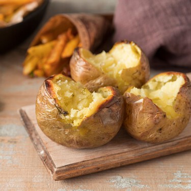 Los profesionales coinciden: por qué no es buena idea asar las patatas envueltas en papel de aluminio, con una única excepción 
