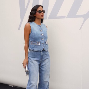 Vuelven los vaqueros flared de los 70s y se llevarán con botines, sandalias y zapatos de tacón en otoño 2026 