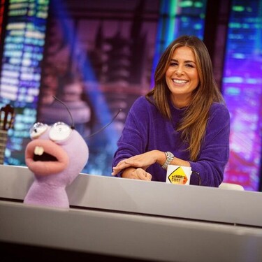 Nuria Roca sorprende con un cambio de look falso en Instagram y se pasa al flequillo abierto 