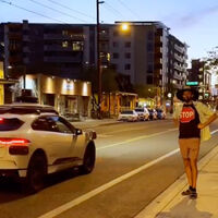 Los robotaxis son un negocio ultratecnológico multimillonario. Una camiseta de 15 euros es suficiente para 'hackearlos'