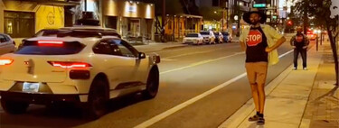 Los robotaxis son un negocio ultratecnológico multimillonario. Una camiseta de 15 euros es suficiente para 'hackearlos'