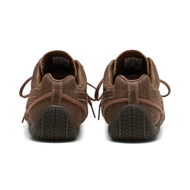 Puma y Rosé transforman los zapatos de ballet en las zapatillas color espresso más elegantes y vintage para el otoño 