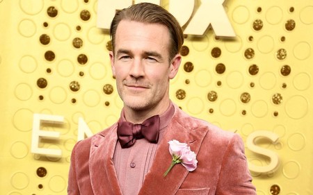 James van der Beek le apuesta al terciopelo con color para los premios EMMY 2019
