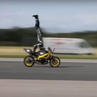 ¡Nuevo Récord Guinness! Este piloto ha conseguido hacer el pino sobre una moto a 122 km/h