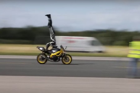 ¡Nuevo Récord Guinness! Este piloto ha conseguido hacer el pino sobre una moto a 122 km/h