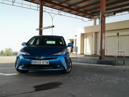 Ascendemos la Sierra Norte para exprimir el motor híbrido del Toyota Prius AWD-i