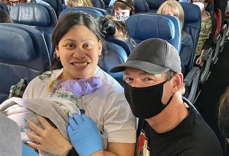 Una mujer dió a luz a su bebé de 29 semanas en pleno vuelo sin saber que estaba embarazada