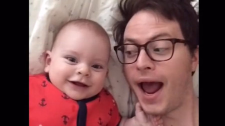 Un padre graba geniales Dubsmash con su bebé a lo largo de un año