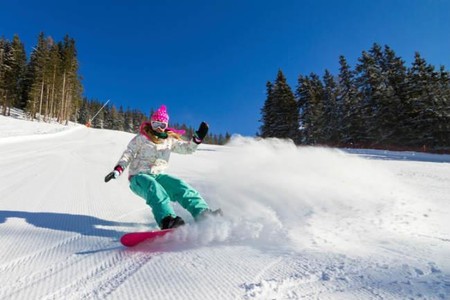 Los mejores deportes de nieve que puedes probar esta Navidad