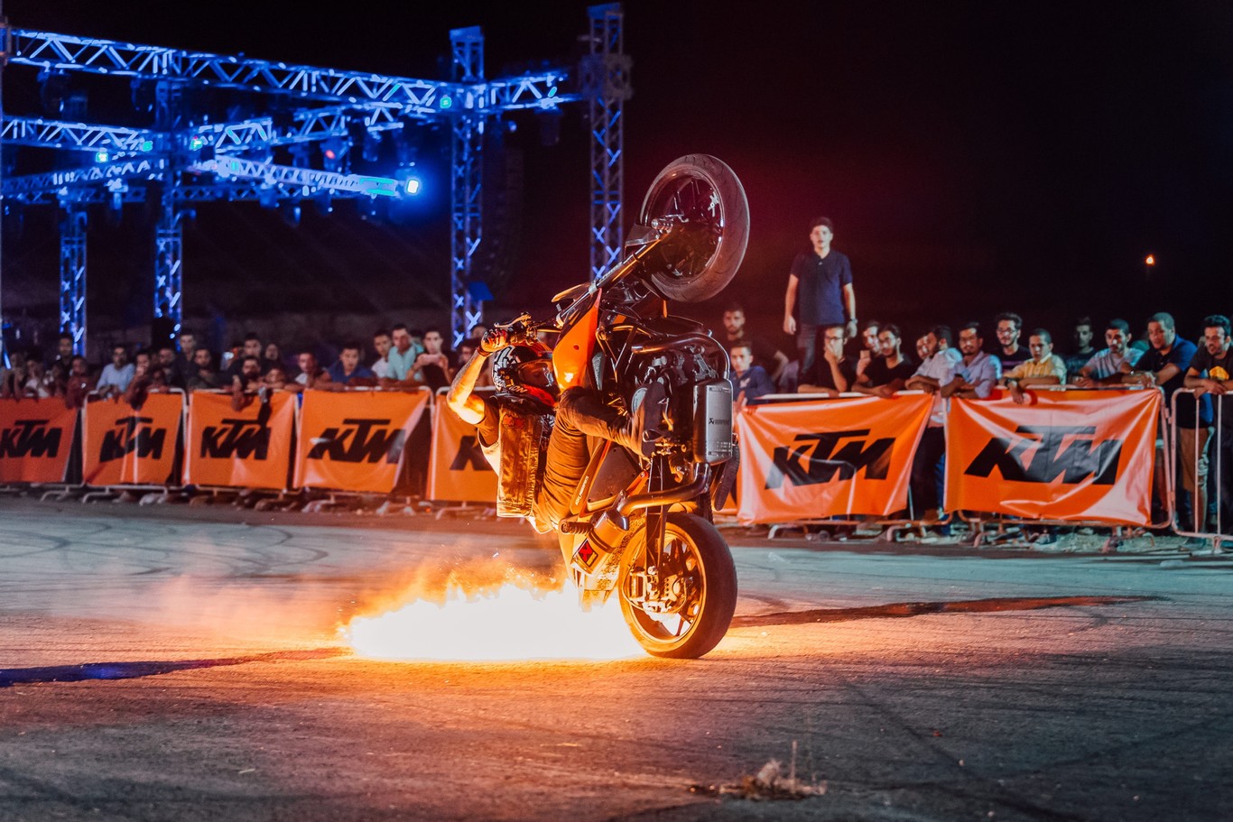 Así es se prepara una moto stunt, las naked especiales para acrobacias como la KTM 250 Duke de Rok Bagoroš