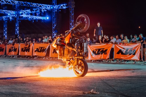 Así es se prepara una moto stunt, las naked especiales para acrobacias como la KTM 250 Duke de Rok Bagoroš