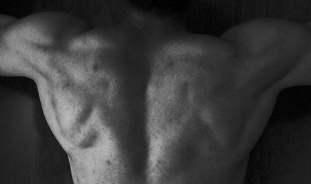 Una manera de hacer las dominadas para incidir más en el dorsal