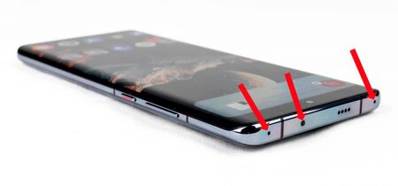 Agujeros para los micrófonos y para el emisor de infrarrojos