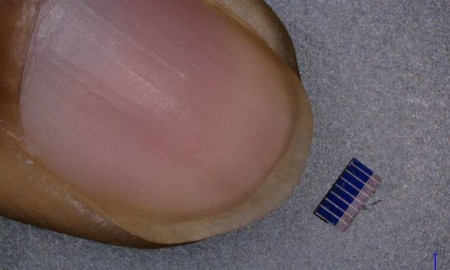 Paneles solares diminutos incrustados en tu ropa podrían recargar tu teléfono móvil