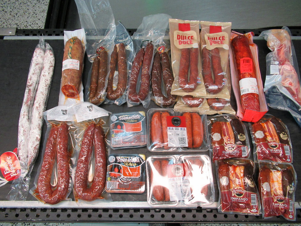 Un hombre salió de un Mercadona de Madrid con casi 9 kilos de embutido. Lo que pasó al llegar al aeropuerto de Seattle ya te lo imaginas
