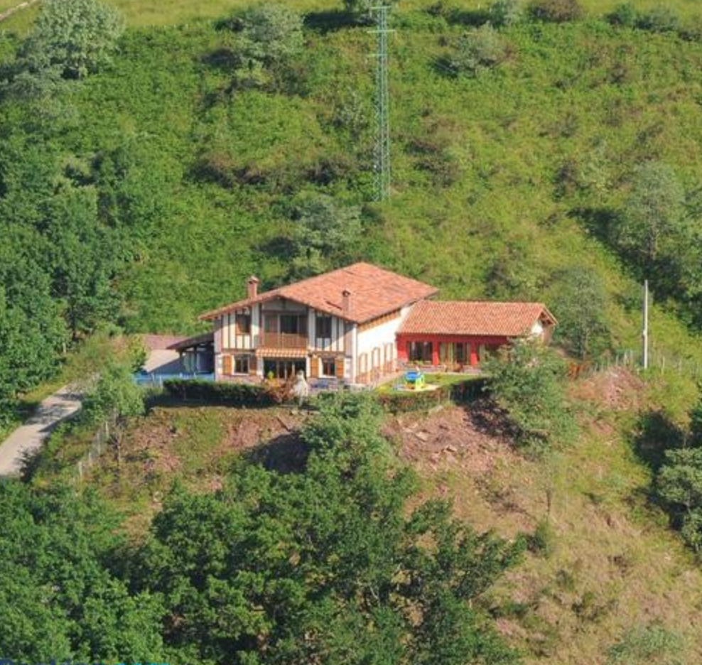 El Binahia se encuentra en Arráyoz y ofrece una terraza. El establecimiento está a 45 km de Hondarribia