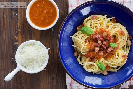 Espaguetis con panceta y salsa de tomate casera.Receta