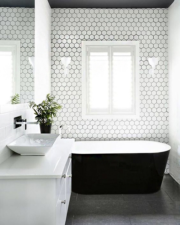 17 ideas para decorar tu baño con colores oscuros