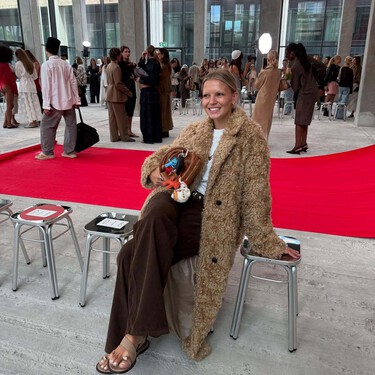 Sfera triunfa con el bolso de piel color chocolate que es un must en los looks de otoño-invierno