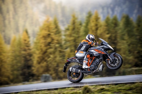 El bebé resultante de la última cita entre turismo y adrenalina se llama KTM 1290 Super Duke GT