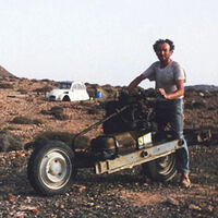 Hace 33 años un hombre sobrevivió solo en el desierto del Sáhara gracias a una idea original: convertir su 2CV en una moto 