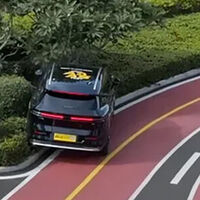 China cerró 15 calles para probar coches autónomos: sus marcas quedaron en ridículo. Atropellan niños o se suben a banquetas