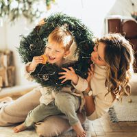 Los secretos de madres expertas para que los niños disfruten de la Navidad más allá de los regalos 