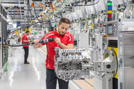 Un nuevo motor V8 cada 3,5 minutos: así es la nueva planta de motores de Porsche