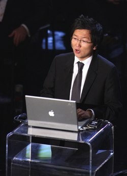 Masi Oka con un Mac