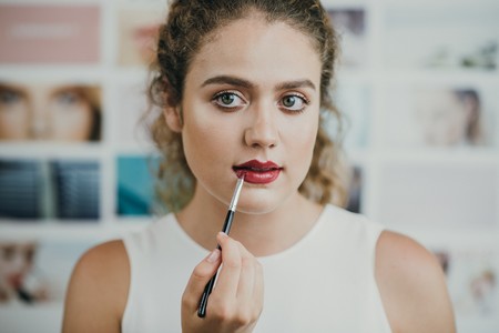 YouTube trabaja en una herramienta de realidad aumentada que te permite probar maquillaje