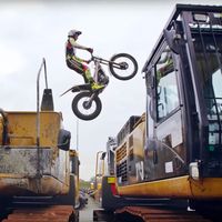 Envidia nivel: la habilidad de Adam Raga volando entre maquinaria pesada con su moto de Trial