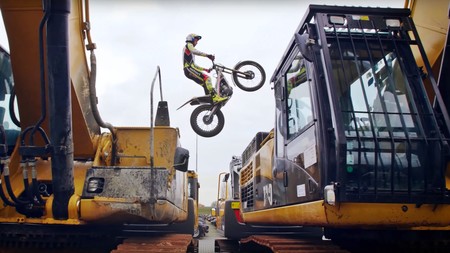 Envidia nivel: la habilidad de Adam Raga volando entre maquinaria pesada con su moto de Trial