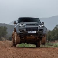 Probamos el Defender OCTA: un salvaje todoterreno con motor de BMW M5, 635 CV y un modo que permite volar en el campo