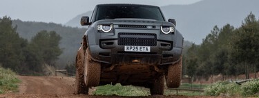 Probamos el Defender OCTA: un salvaje todoterreno con motor de BMW M5, 635 CV y un modo que permite volar en el campo